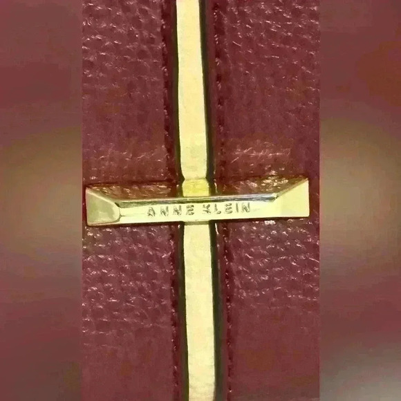 An Anne Klein 3 compartment lrg. Hobo bag. - Picture 3 of 12